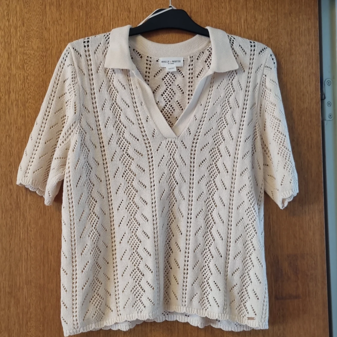 Beige stickad pikétröja Holly & Whyte