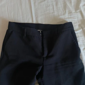 Kostymbyxor från Nelly  - Kostymbyxor i mod Waist, noppriga och har några lösa trådar. Men annars fina 