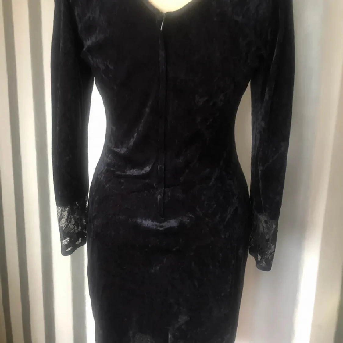Svart sammetsklänning med spetsdetaljer - 2