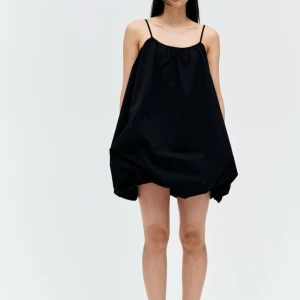 Puffig klänning - Supersöt svart kortklänning med voluminös ballongform och tunna axelband. Klänningen har en lös passform och är i storlek S! Helt oanvänd då jag beställde två och glömde returnera. Lappen finns kvar. 