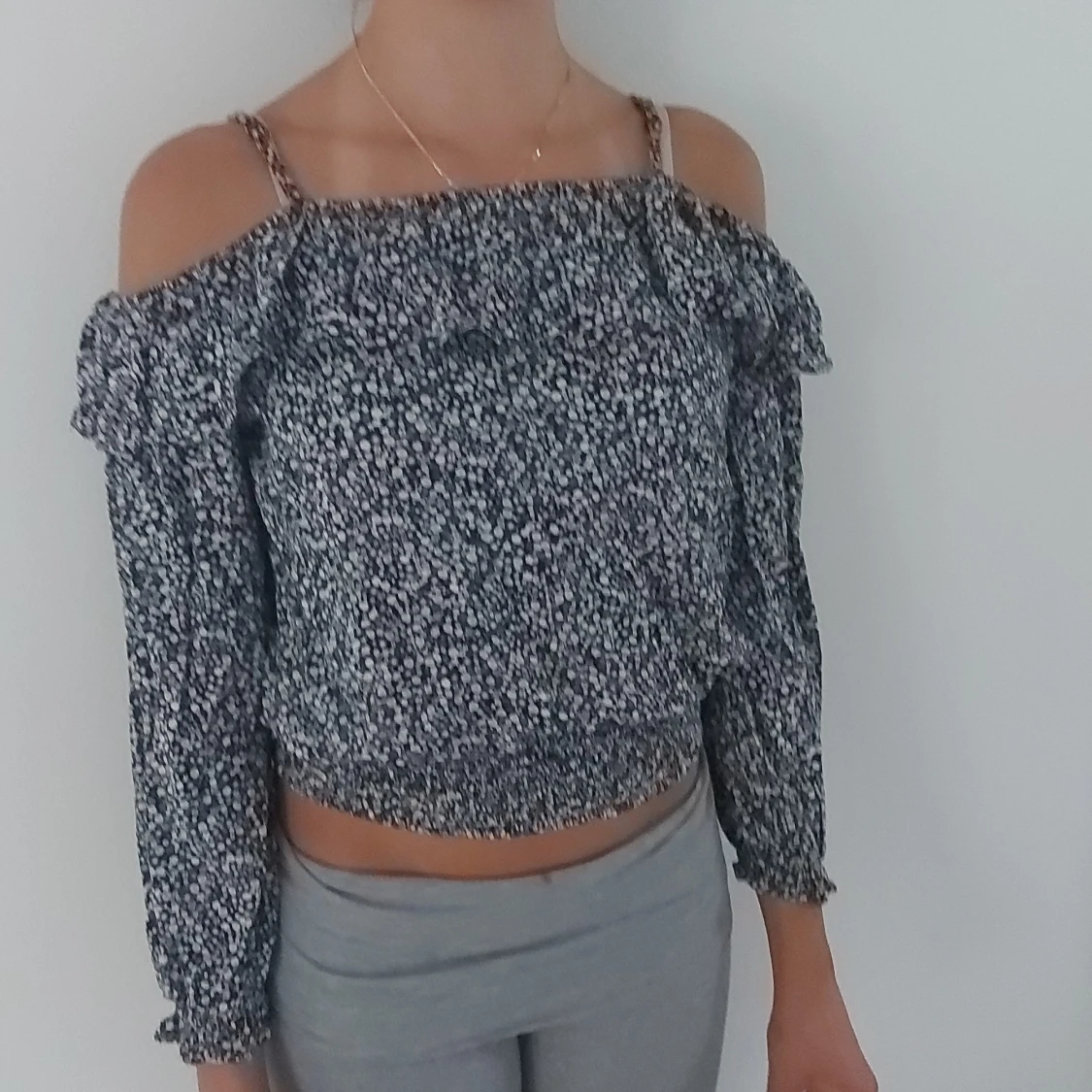 Svartvit blommig offshoulder blus