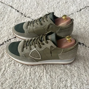 Gröna Philippe Model - Riktigt fina Gröna philippe model skor. Perfekt för hösten. Riktigt bra skick, näst in till nya. Lådan är lite skadad. Allt kommer till som påse och låda. Nypris runt 4000kr. Storlek 44. Pris kan diskuteras