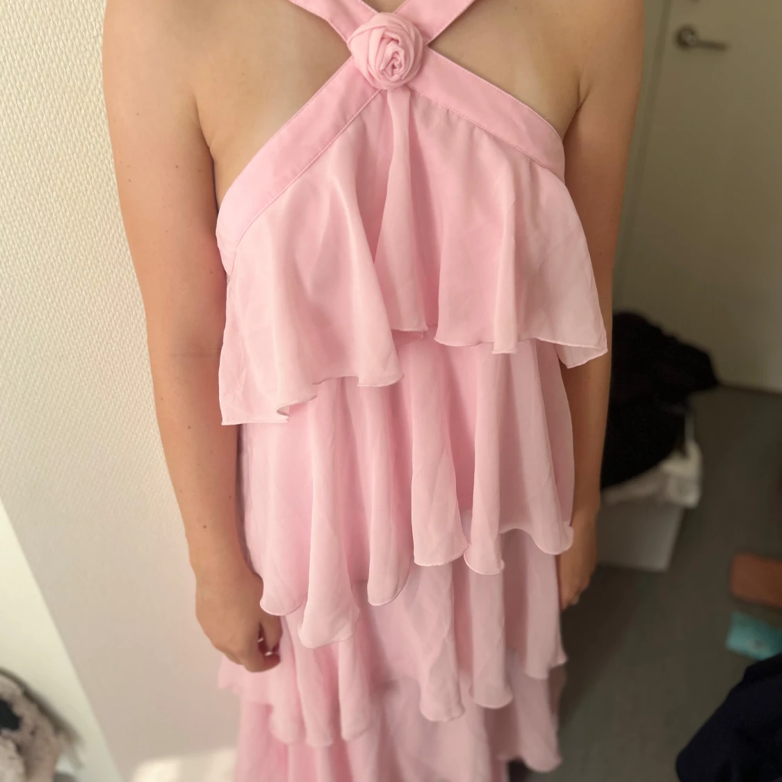 Ljusrosa långklänning med volanger - 3