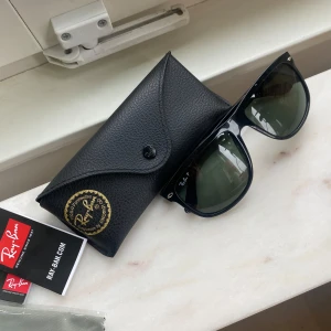 Ray-Ban boyfriends 4147 - Snygga svarta Ray-Ban solglasögon med polariserade glas