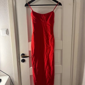 Röd klänning  - Aldrig använd, klänningen har en slits bak