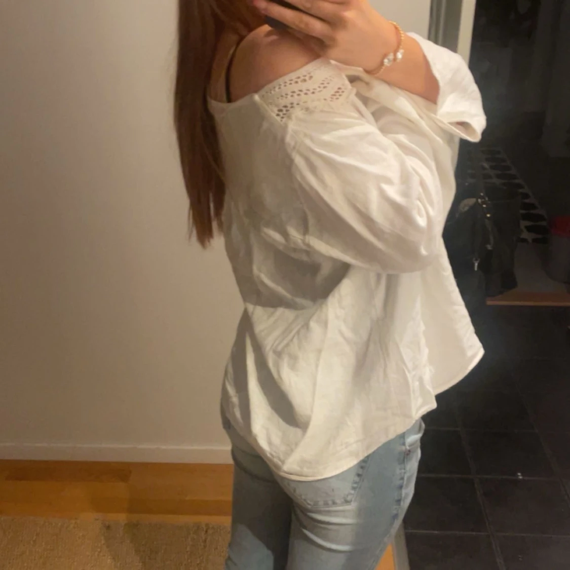 Vit blus med spetsdetaljer - 2