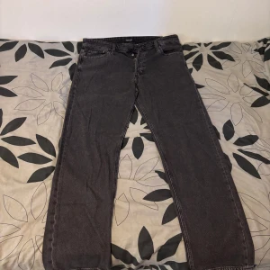 Svarta raka jeans - Säljer helt nya jeans – aldrig använda! 👖✨  Jag säljer ett par helt nya jeans som jag köpte för 600 kr, men aldrig använt. 	•	Storlek: 36/32 	•	Färg: Svart 	•	Skick: Aldrig använda   💰 Pris: 450kr 📍 Finns i Linköping 📦 Kan skickas mot frakt eller hämtas upp.  Perfekta jeans för dig som vill ha ett riktigt bra kap! 