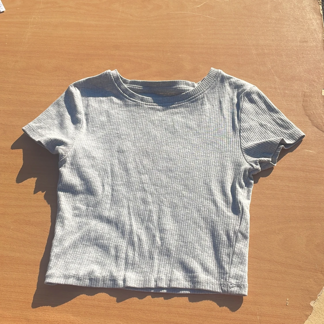 Ljusgrå ribbad t-shirt