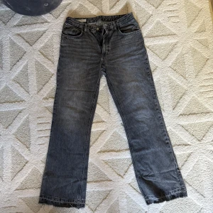 FLARED/BOOTCUT JEANS från Zara - Säljer ett par svart/mörkgråa jeans från zara. Byxorna är vardagligt men sparsamt använda, men utan något märkvärdigt slitage. Därav betyg 7,5/10. Storlek 40, passar mig som 29-31 i midja och 32 i längd.