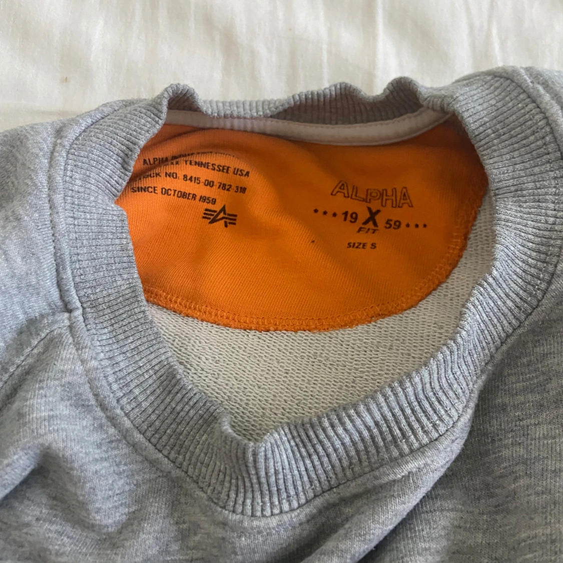 Grå sweatshirt från Alpha Industries - 1