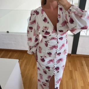 blommig klänning Gina Tricot - Säljer nu denna slutsålda klänning, aldrig använd prislapp på! Hinner posta den innan midsommar!! 🙏🏼