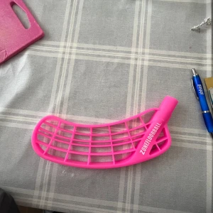 Rosa zone dream right blad - Helt oandvänt dream blad (rosa) från zone floorball. Säljer då det är fel håll för mig.  Pris: 250kr (frakt tillkommer)              ❗️Right blad❗️