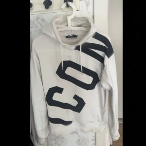 Dsquared2 Hoodie - Säljer en schysst och unik Dsquared 2 ICON hoodie. Den är i okej skick, lite smutsig i luvan. Storlek M men sitter mer som S