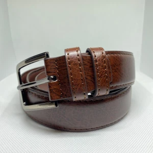 Skinn bälte  - Snyggt brunt bälte i äkta skinn med klassiskt silverfärgat metallspänne. Bältet har en stilren design med diskreta sömmar längs kanterna och en lätt glansig finish. Storleken är 110 cm men kan justeras. Perfekt för att lyfta din outfit med en tidlös accessoar. Det är bara att höra av sig vid frågor !😊