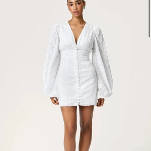 Adoore klänning 32 - Säljer min otroliga Florence dress i vit i storlek 32! HELST BYTA mot en 34 i exakt samma modell