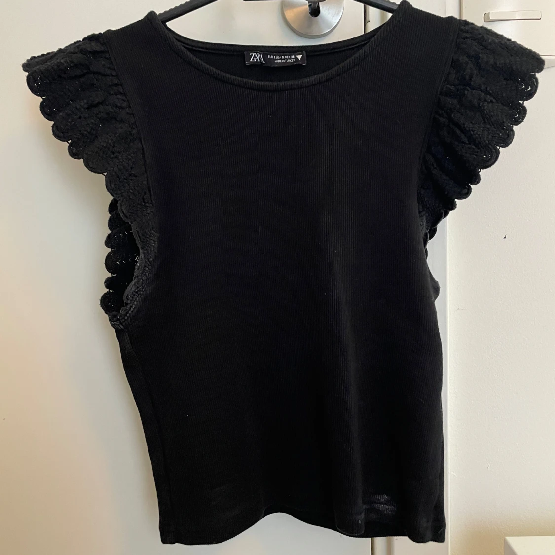 Svart ärmlös topp med volang från Zara