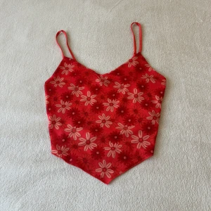 Sommartopp - Superfin blommig topp. Använd ett fåtal gånger men är som ny. ❤️