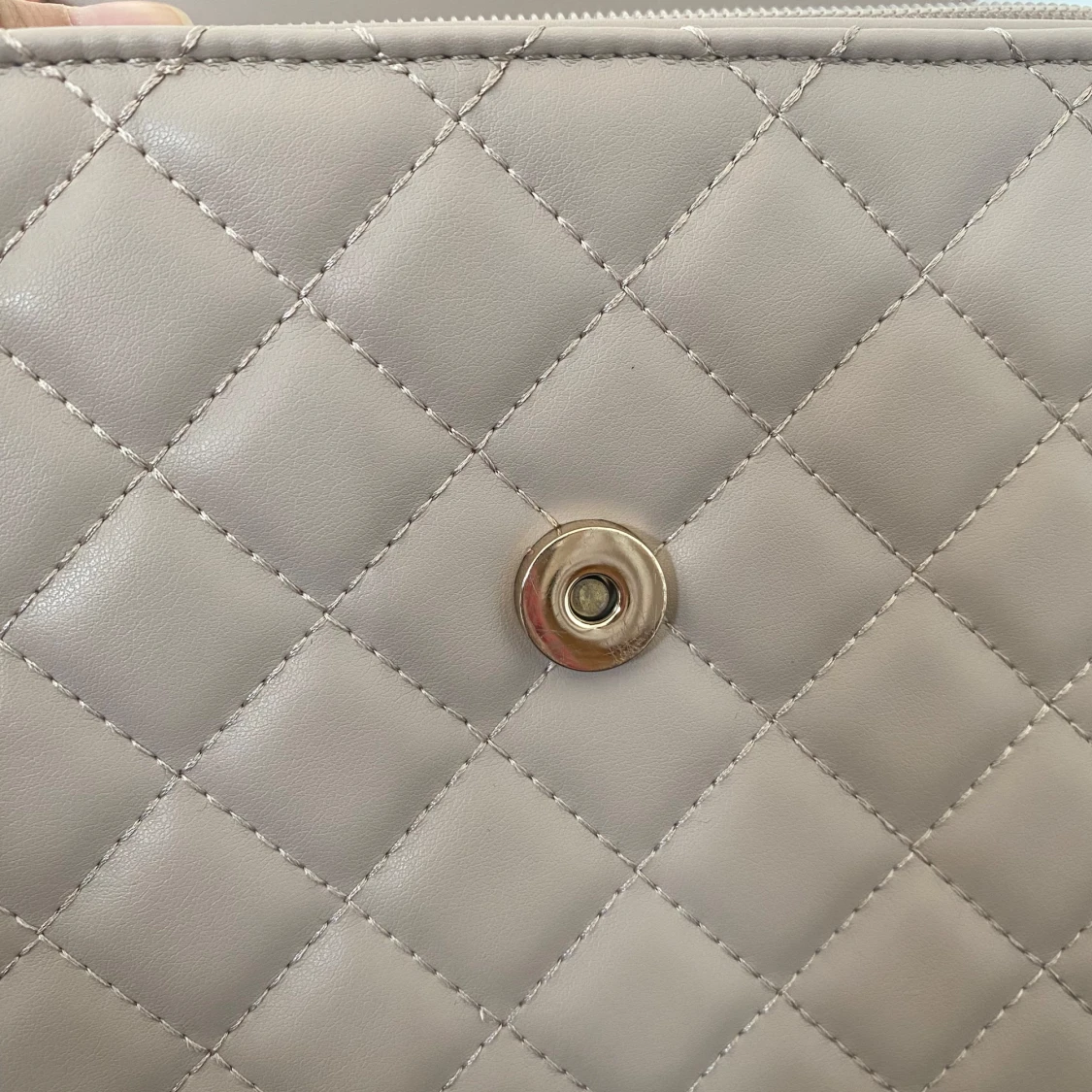 Beige quiltad axelväska från Elly - 3