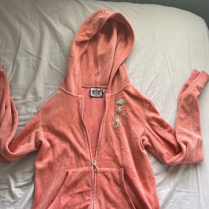 Orange Juicy Couture Zip-up - Jättevacker orange färg, urtvättad men ser bra ut ändå. Köpt på secondhand, använt 2 gånger. 🧡