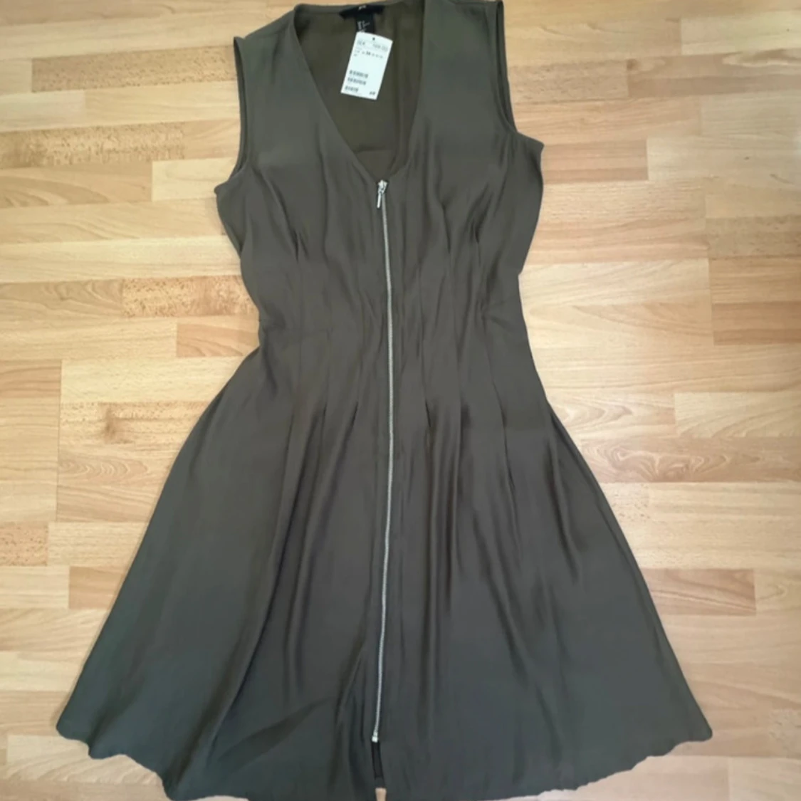 Ny. Khakigrön ärmlös klänning med dragkedja
