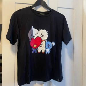 Svart BT21 t-shirt med färgglada figurer - Svart t-shirt från BT21. Oversize, storlek L. Mycket fin i skick.