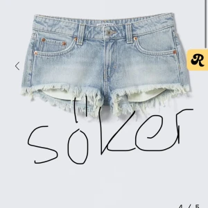 Ljusblå jeansshorts med fransar - Söker dessa shorts från Weekday i strl 24 eventuellt 25 är osäker. Men om någon har så får de gärna skriva om de är till salu 🫶🏻