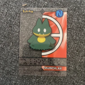 Pokémon samlarkort (Munchlax, Skitty, Brock, Horsea) - Fyra coola Pokémon samlarkort med Munchlax, Skitty, Brock och Horsea! Perfekt för dig som älskar Pokémon och vill utöka din samling med unika och färgglada kort. Passar både nya och erfarna samlare. Korten är från 2006 och jag har kollat priset vissa av dom kostar en del.