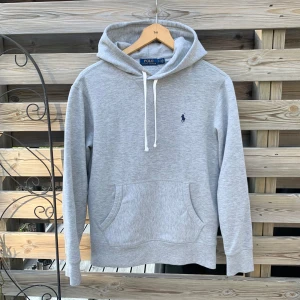 Grå Ralph Lauren Hoodie  - Säljer denna snygga Hoodie från Ralph Lauren. Storlek S, passar XS/S. Väldigt fint skick. Hör gärna av er vid funderingar🙌