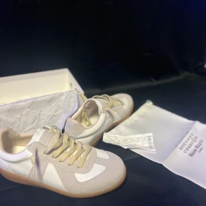 Maison margiela st 44 - Ett par fina skor från maison margiela i storlek 44 men passar 43 skulle jag säga, har tagit väldigt bra hand om de och det finns knappt några spår av använding. Lådan, dustbag kommer med och priset kan diskuteras vid snabb affär