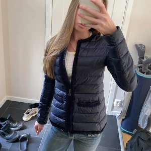 moncler jacka 🩵🥹💕💘 - jättesnygg monclerjacka i barnstorleken 164 vilket motsvarar xxs-xs 💘 köpt på sellpy för ca 5000! 😇 skriv för detaljbilder 💘🫰🏼🩵🐬🐆