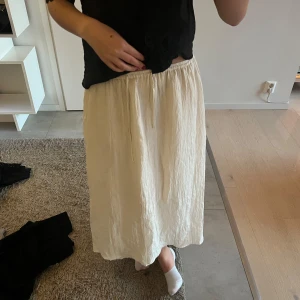 Beige långkjol med snörning - Sååå fin beige långkjol! Den har snörning och resor i midjan så passar olika storlekar🥰🥰 