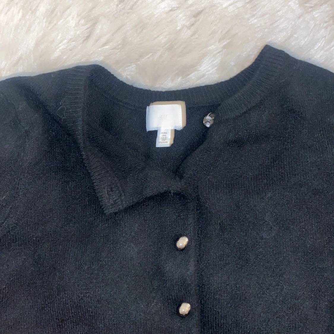 stickad tröja med silvriga knapp detaljer!  - 1