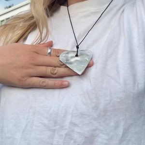 Halsband med stort silvrigt hjärta - Unikt handgjort halsband med silvrigt hjärthänge i hållbart material med svart justerbart snöre till💕