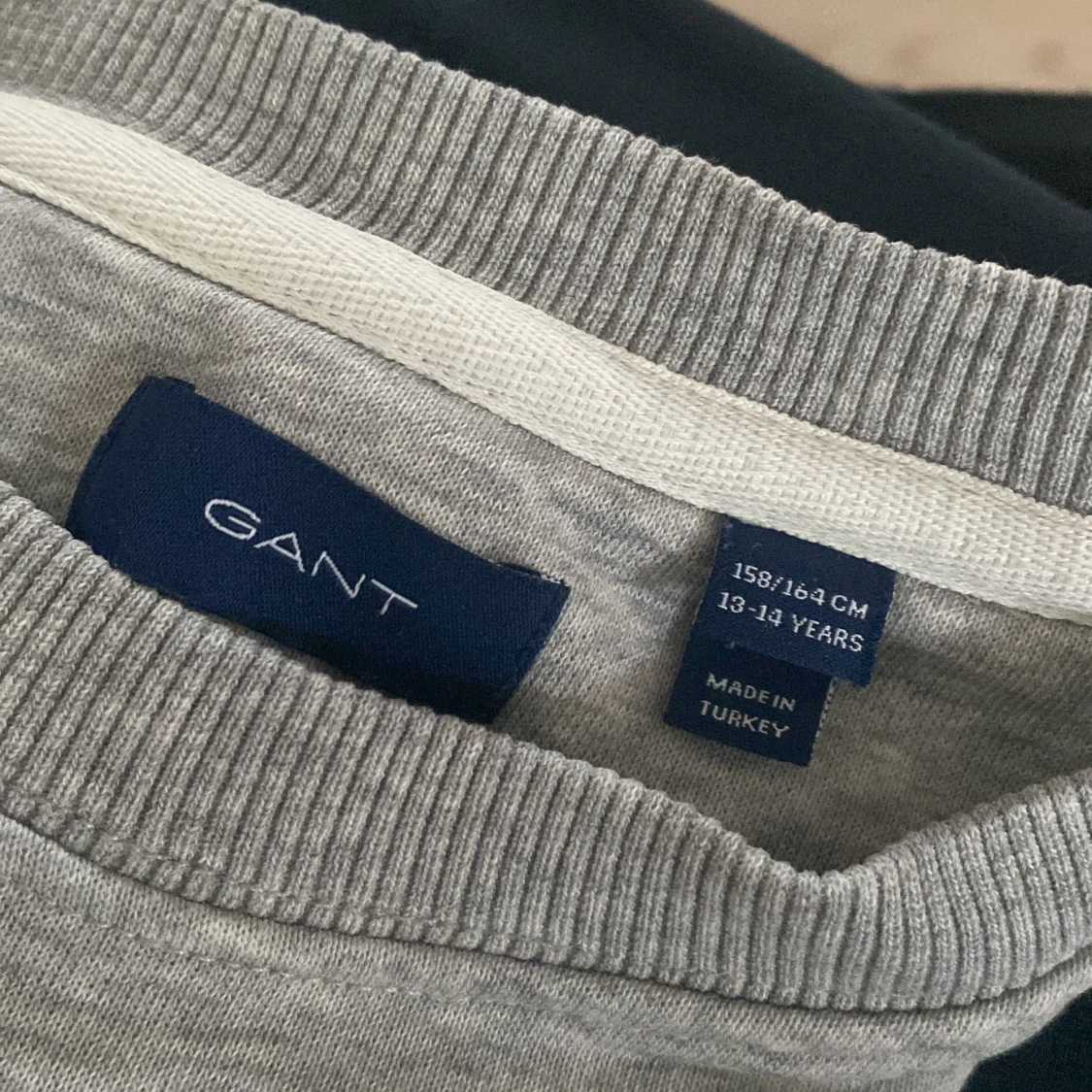 Grå sweatshirt från GANT - 2