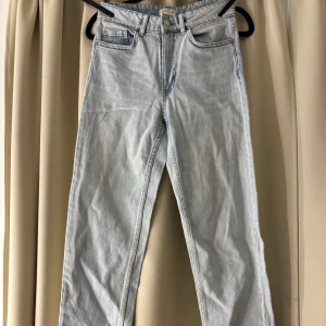 Ljusblå raka jeans  - Snygga ljusblå jeans i en rak modell. Om fler bilder önskas eller vid frågor kontakta mig💋