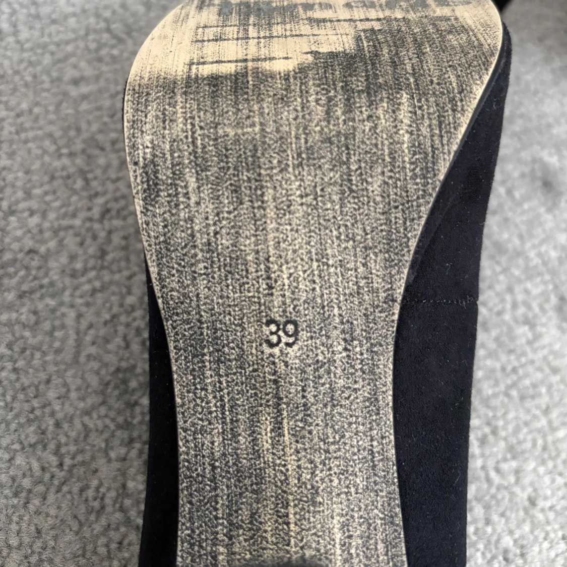 Svarta pumps från Tamaris med blomdetalj - 4