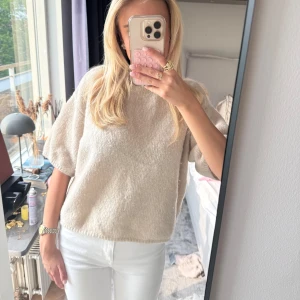 Stickad tröja  - Säljer denna så fina stickade tröjan från feeling Friday 💖💖 st one size men passar mig perfekt som har S 