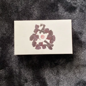 Rituals presentbox med duschkit - Snygg presentbox från Rituals med tre produkter: en svart duschskum, en grå cooling shower gel med mint och kol, samt en svart strengthening caffeine shampoo med cederträ och vitamin E. Perfekt för dig som gillar fräscha och maskulina dofter. Den som är på andra bilden är lite andvänd därför drar jag ner priset.