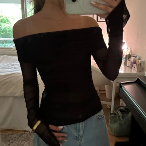Svart mesh offshoulder topp - Otroligt snygg offshoulder topp i mesh <3