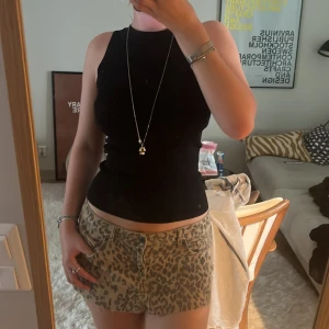 💕Leopard kjol💕 - Säljer min ursnygga minikjol i manchestertyg och leopardmönster som tyvärr inte längre kommer till användning. Stretchigt material och i fint skick.