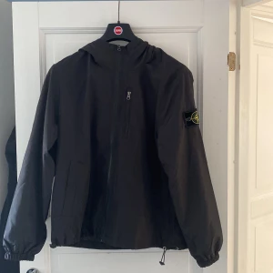 Svart windbreaker från Stone Island - Tja säljer min stone island windbreaker då den inte används hos mig. Den är i mycket gott skick och använd endast ett par ggr. Den är i stl S. För frågor osv kontakta mig. Mvh Aston 