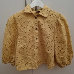 Topp - Säljer denna topp i fint skick från Gina Tricot!