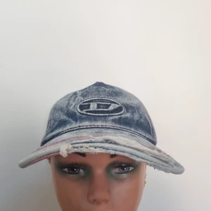 Diesel denim keps m. Tags Seymon-C - Helt ny oanvänd Diesel jeanskeps. Riktigt fet och piffar till vilken outfit som helst. Spänner där bak