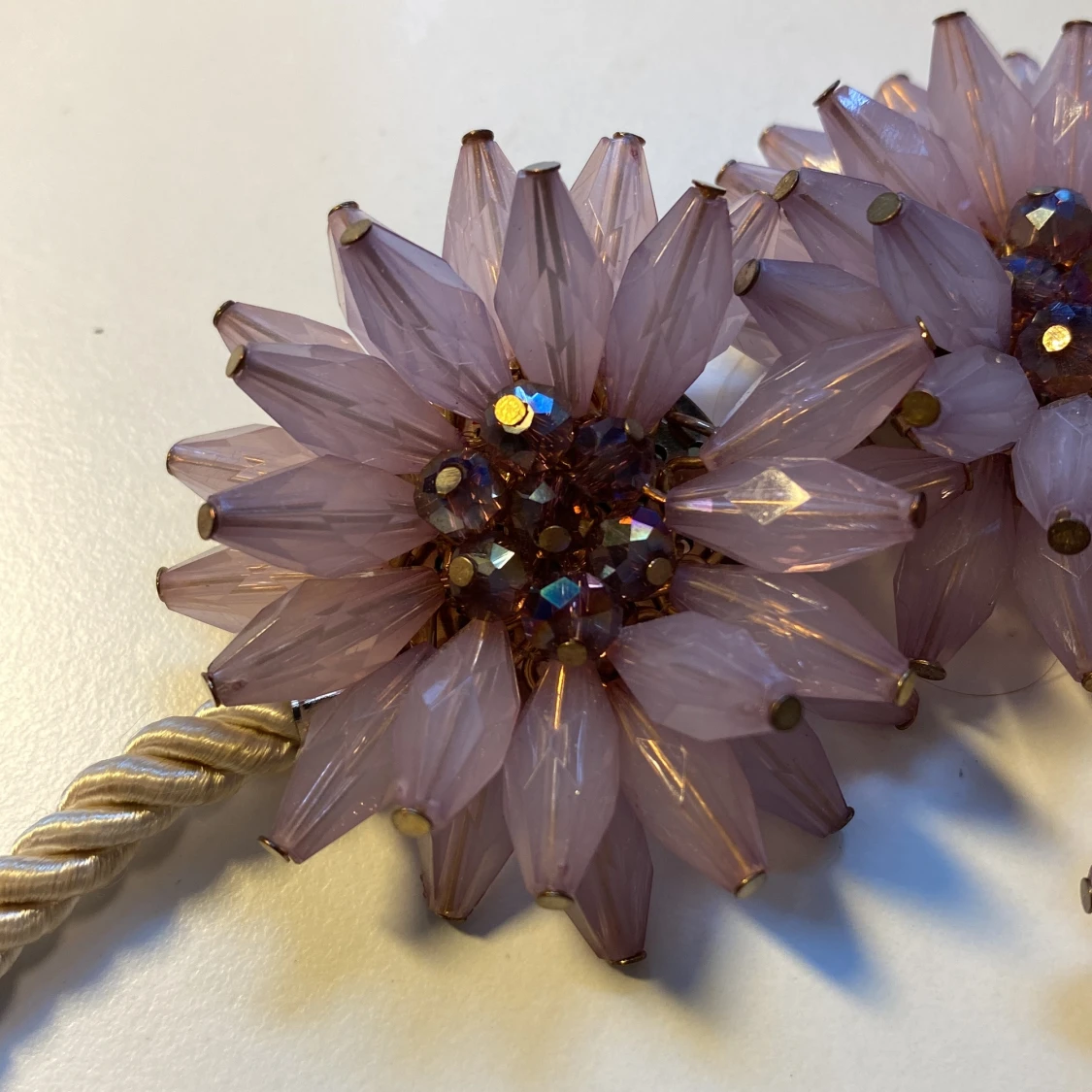 Halsband med lila blommor och pärlor - 2