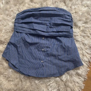 Blåvit randig bandeau tubtopp - Snygg bandeau tubtopp i blått och vitt. Köpt från New yorker.