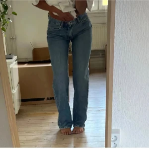 Low waist straight jeans  - Super snygga low waist straight jeans ifrån Gina. Helt oanvända och säljer därför för original pris som är 499kr inklusive frakt. Säljer även ett par likadana i mörkblått💗