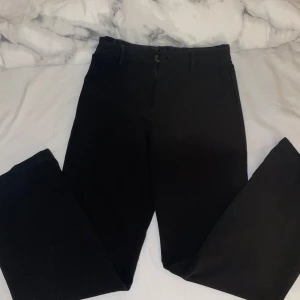 Högmidjade kostymbyxor - Hej! Jag säljer de här högmidjade kostymbyxorna som är från H&M som inte längre kommer till användning.✨
