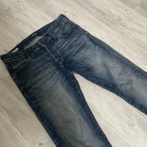 Jack & Jones jeans  - Tja säljer nu dessa feta marinblåa jeansen ifrån Jack & Jones i storlek w31 för endast 249kr! Riktigt fint skick. Priset är ej hugget i sten! Skriv i dm vid funderingar🙌