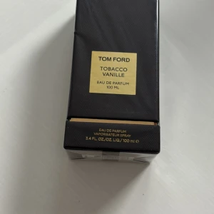 Tom Ford Tobacco Vanille EdP 100ml, kvitto finns med ! - Tom Ford Tobacco Vanille Eau de Parfum 100 ml. Lyxig parfym i svart och guld kartong med eleganta detaljer. Doften kombinerar varma toner av tobak och söt vanilj för en sofistikerad och unik känsla. Perfekt för dig som gillar exklusiva och djupa doftnoter.