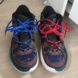 Nike Kyrie 7 - Nike Kyrie 7. Använda i någon månad innan dom blev för små. Lite tecken på användning vid snöre hålen men det är bara det. Greppet är super bra på dom och dom är lätta. Nypris: ~3180kr (stockx)